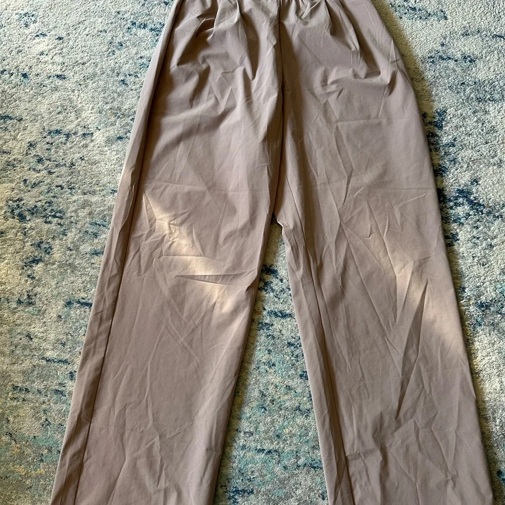 ALO Yoga Wide Leg Pants in Gravel